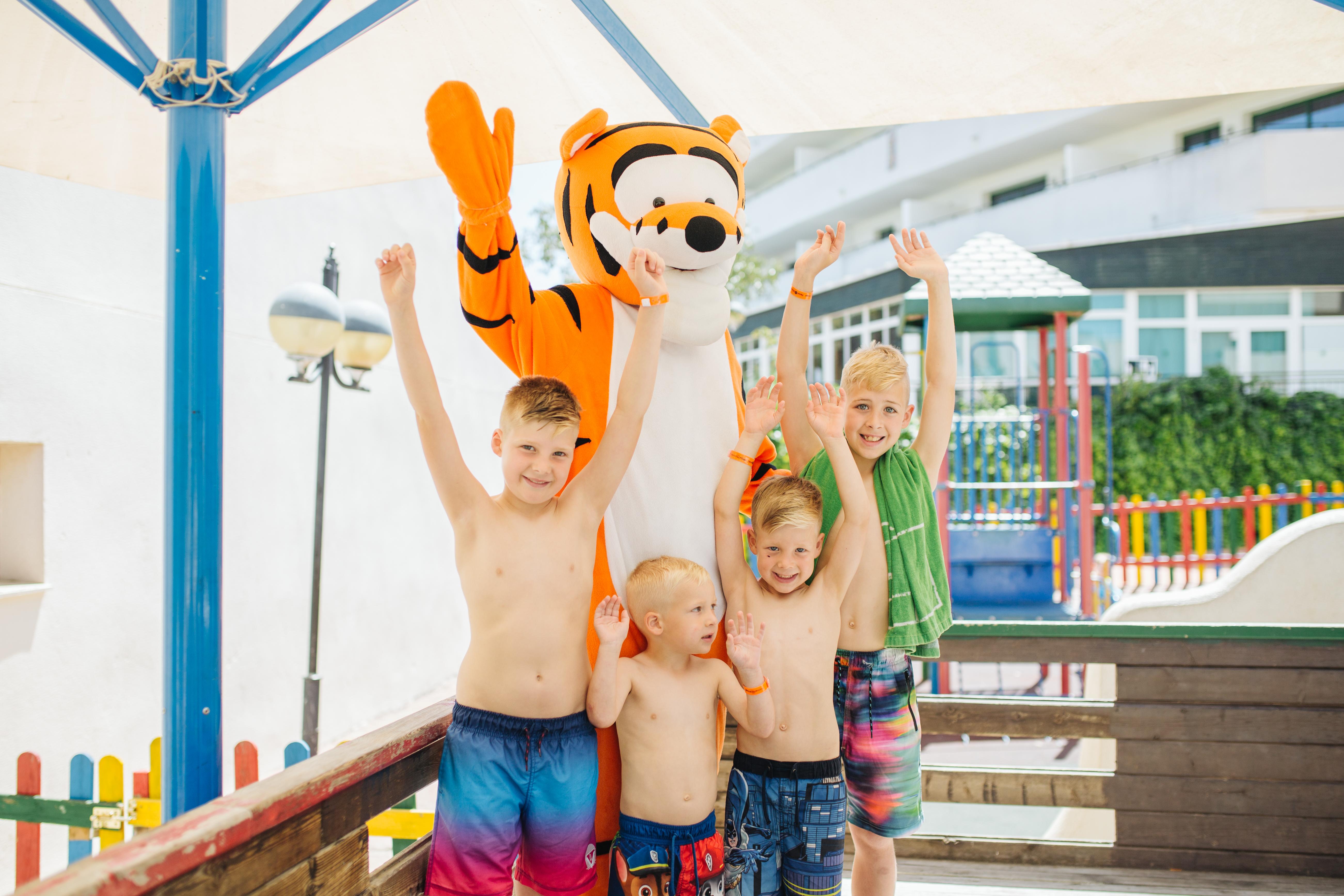 Festival Village Салоу Екстериор снимка